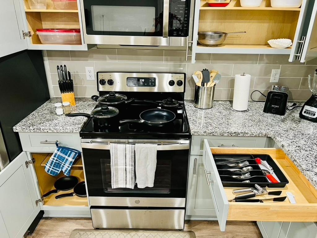 Apt 2 Bedrooms 2 Full Baths Free Parking & Free Laundry In Unit ذا وودلاندس المظهر الخارجي الصورة